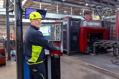 Machine operator voor zaag en boorwerk